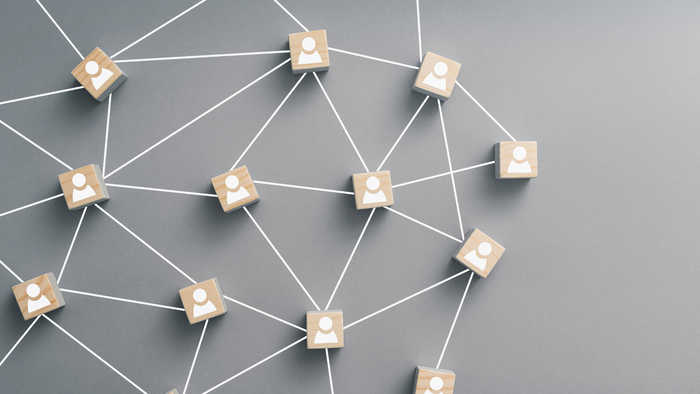 Netzwerk aus Knoten und Verbindungen, dargestellt durch Würfel mit Zahlen.