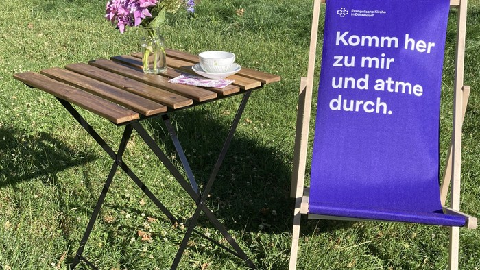 Stuhl und Tisch in Sonne