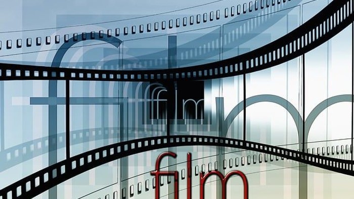 Symbolbild für einen Filmstreifen. Perforiertes Zelluloid mit dem Wort 