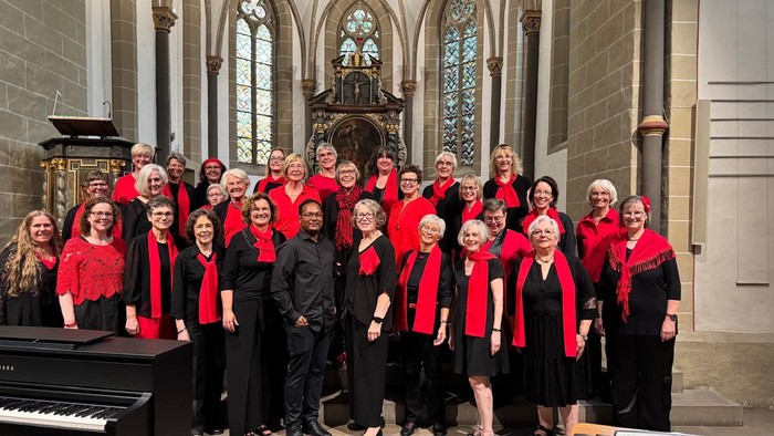 Ein Chor singt in einer Kirche