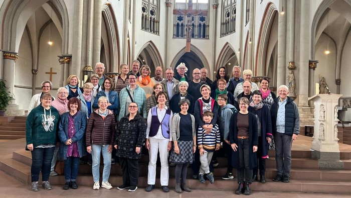 Gruppenfoto einer großen Familie in einer Kathedrale