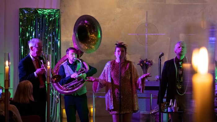 En gruppe musiker optræder på scenen med bl.a. tuba og trompet