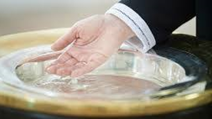 En person håndterer en plastikbeholder med mad på en servicetray.