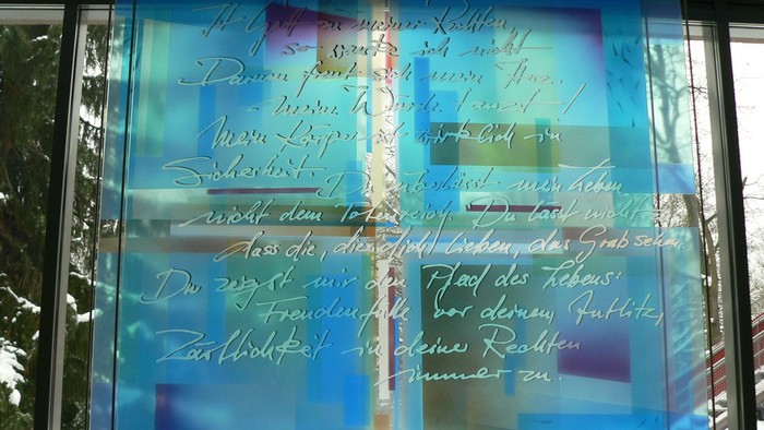 Glasfenster im Dorothee-Sölle-Haus mit Bibelspruch