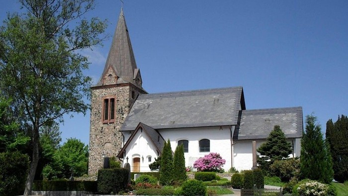 Kirche Großsolt im Frühling