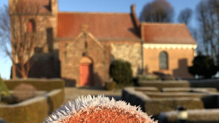 En især formet og frosne rødsten med kirke i baggrunden