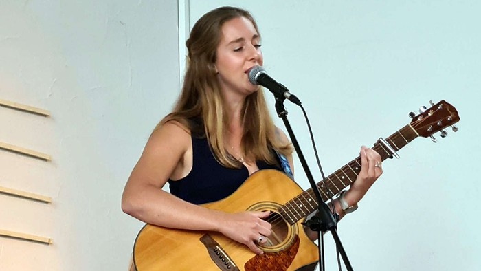 Rachel Hill mit Gitarre auf der Bühne in der Evangelischen Kirche Herbede