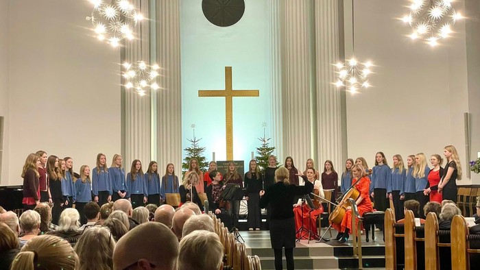 Aarhus Pige- og Juniokantori sammen med Andrea Pellegrini og Live Strings giver julekoncert i kirken