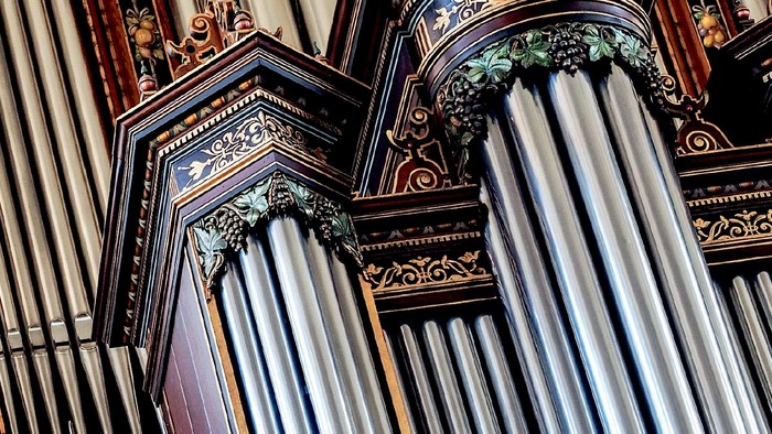 Billedet viser en orgel med udsmykede søjler og pipers.