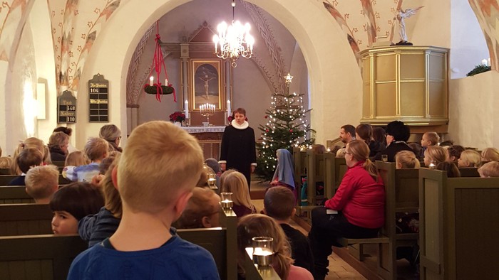 En kirke med mange mennesker og en julestjerne.