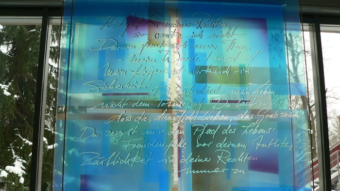 Glasfenster im Dorothee-Sölle-Haus mit Bibelspruch