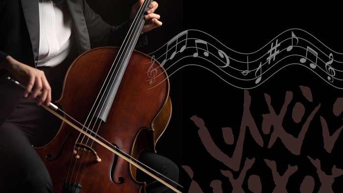 En musiker spiller cello foran en baggrund af noder og nodesystemer.
