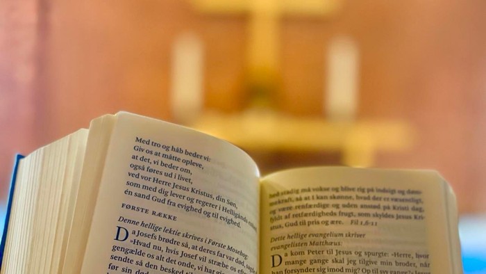 En åben bog med teksten