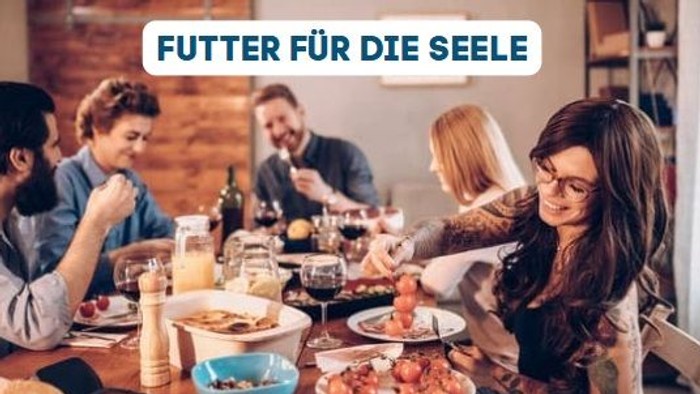 Eine Gruppe von Freunden genießt gemeinsam ein Essen und trinkt Wein.