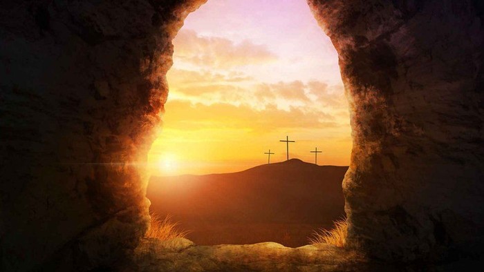 Bergtunnel med tre kors og solopgang