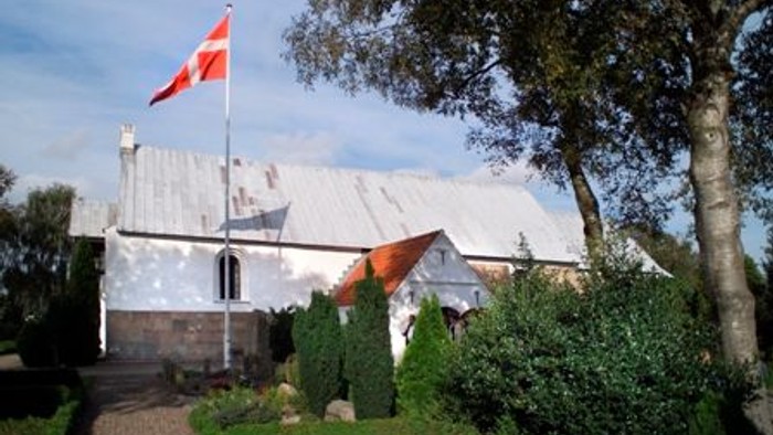 Huset har en rød flag på taket