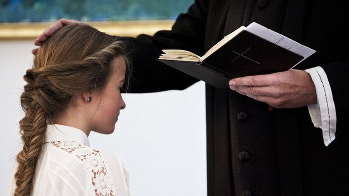 En mand viser en bog til en kvinde.