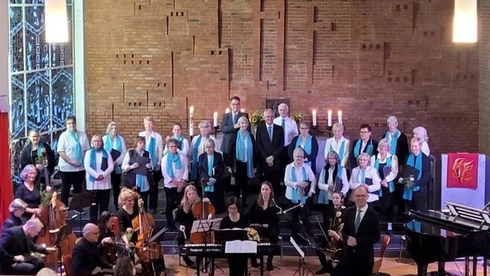 Ein Chor und Orchester proben in einer Kirche