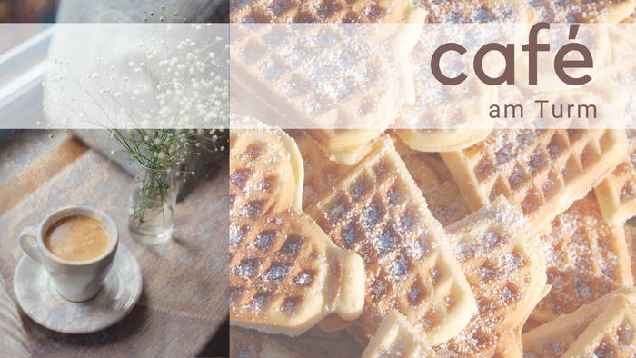 Links eine Espressotasse, rechts Waffelherzen mit dem Titel Café am Turm