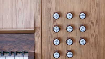 Et orgel med 12 knapper og en lille billede på den øverste del