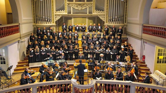 Der Eisenacher Bachchor singt vor der Orgel der Georgenkirche