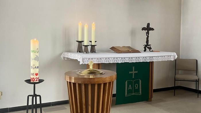 Blick auf das Taufbecken und Altar Nordkirchen