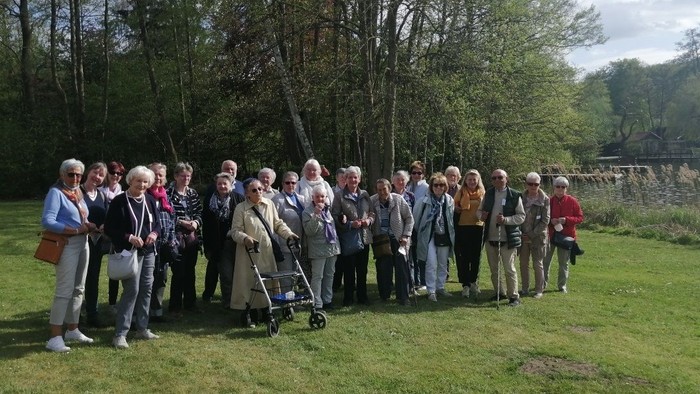 Eine Gruppe von Menschen posiert für ein Foto im Freien