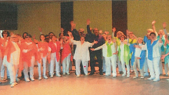 bunt gekleidete fröhliche Menschen