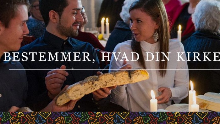 Mennesker, der deler brød under en kirkelig sammenkomst med lys, hvor der lægges vægt på fællesskab og valgfrihed i gudstjenesten.