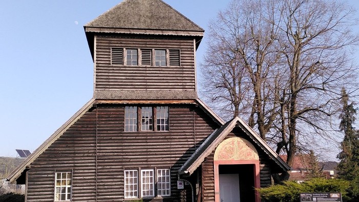 Holzkirche in Frontalansicht.