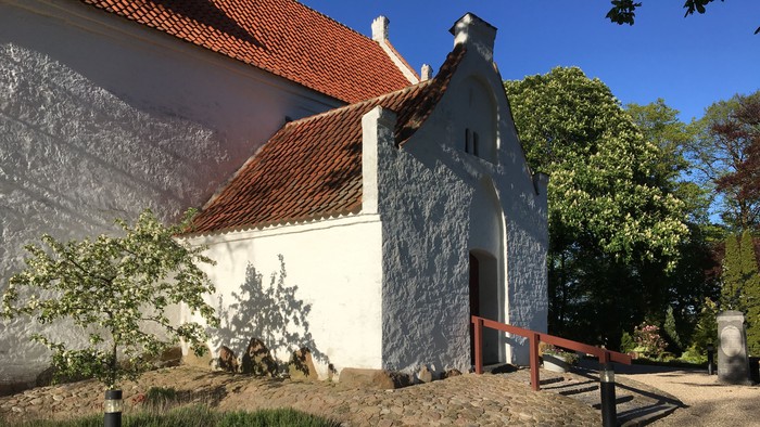 Udsnit af hvidkalket kirke med rødt tag