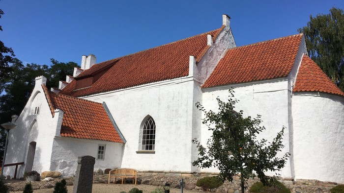 Hvid kirke med rødt tag 