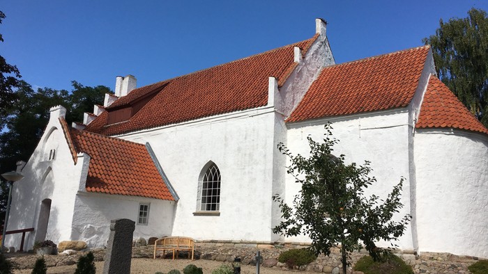 Hvid kirke med rødt tag 