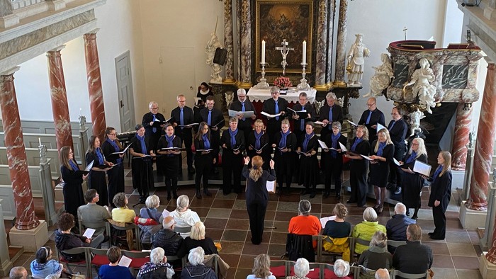 Kirkekor, der optræder foran menigheden