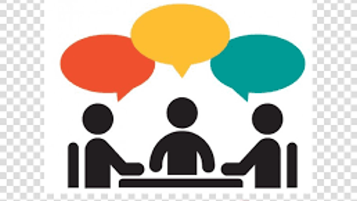 Tre personer har samtale, hver med en taleboble i en anden farve.