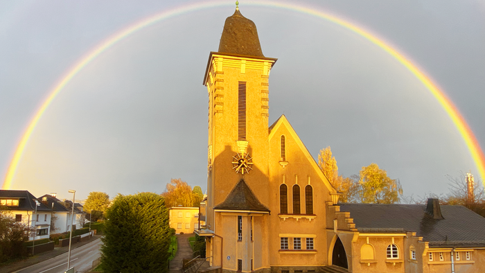 Ein natürlich aufgetretener und glücklicherweise eingefangener Regenbogen über der Kirche!