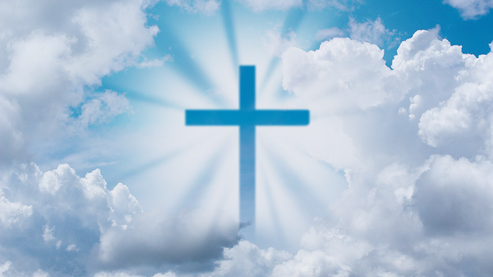 Et blå kors i en himmel med skyer og solstråler.