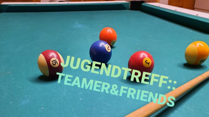 Billardkugeln auf einem Tisch mit Text-Overlay *„JUGENDTREFF: TEAMER & FREUNDE“*
