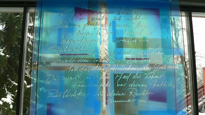 Glasfenster im Dorothee-Sölle-Haus mit Bibelspruch