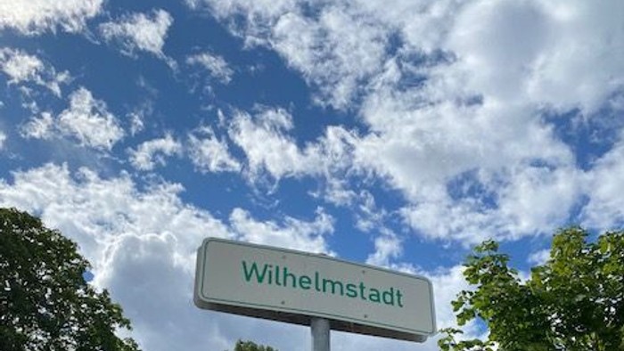 Wilhelmstadt, Fahrradweg, Bäume, Gebäude
