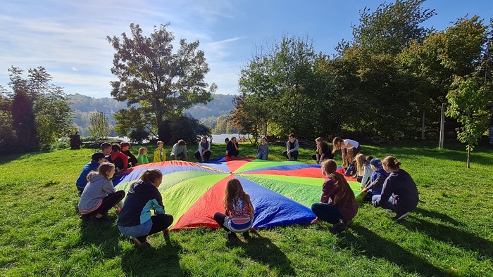 Gruppe mit Schwungtuch.