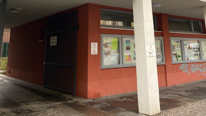 Evangelische Melanchthon-Gemeinde Gebäude mit rotem Eingang und großen Fenstern