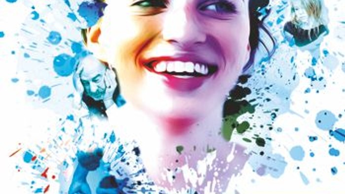 Das Bild zeigt eine lächelnde Frau vor einem farbenfrohen Hintergrund mit Spritzern und Text in Deutsch.