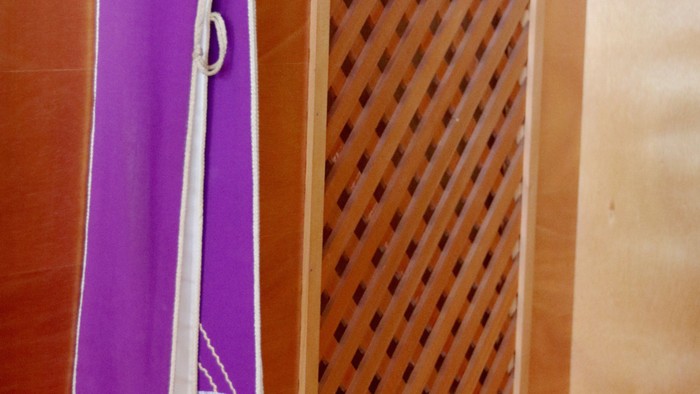 Lila Decke an Holzwand gehängt, daneben Lüftungsgitter