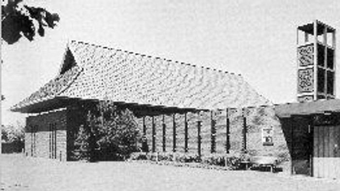 Sort-hvidt foto af en moderne kirkebygning mærket