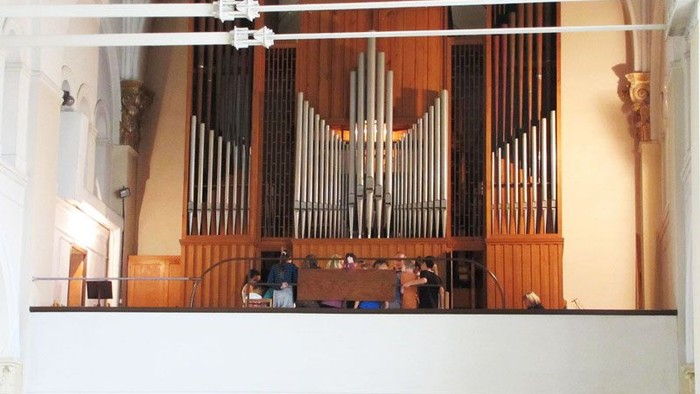 Orgel in einer Kirche mit Holzgehäuse und mehreren Registern