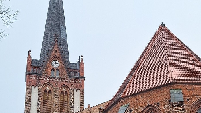 Gothische Backsteinkirche mit hohem Turm und spitzem Dach