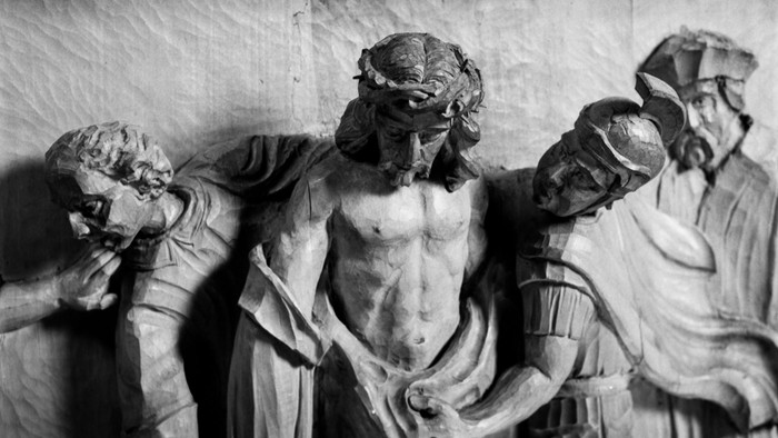 In Holz geschnitzte Darstellung des Kreuzweges.