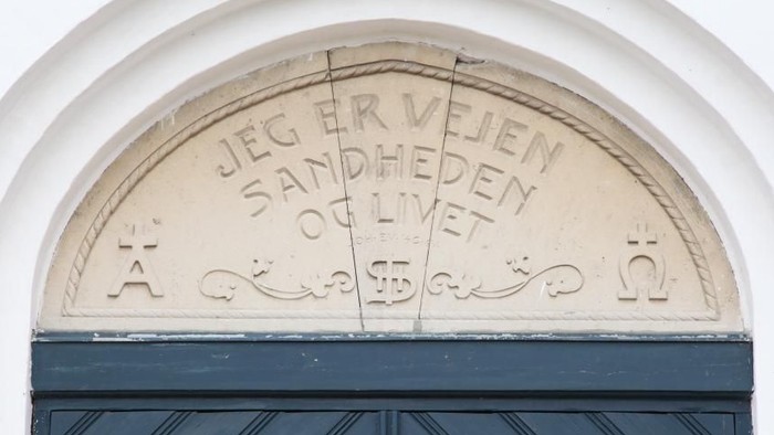 Dørene til en kirke med indskrift: 