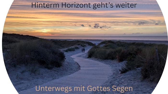 Malerischer Dünenpfad bei Sonnenuntergang mit inspirierendem deutschen Text über das Reisen über den Horizont hinaus mit göttlichem Segen.